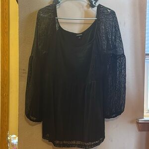 🌴 NWOT - Torrid long sleeve top with lace sleeves Size 2